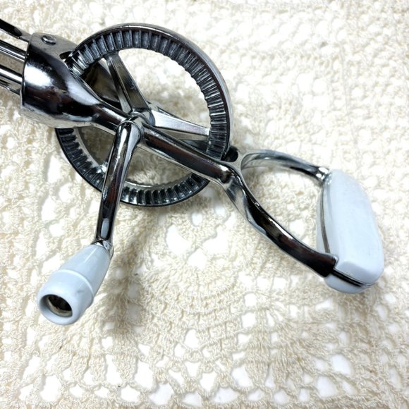 Vintage Rotary Hand Mixer Kitchen Utensil Whisk Manual Crank - Picture 5 of 10